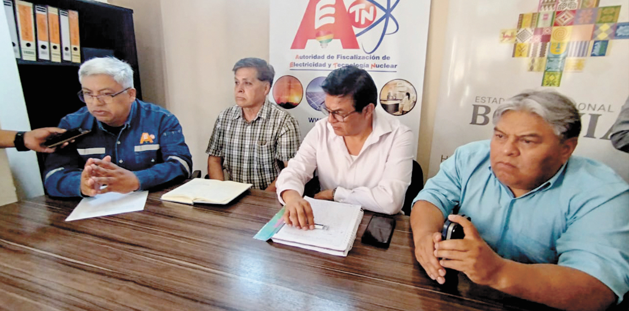 La conferencia de prensa de autoridades del sector eléctrico, en Tarija. Foto: MHE