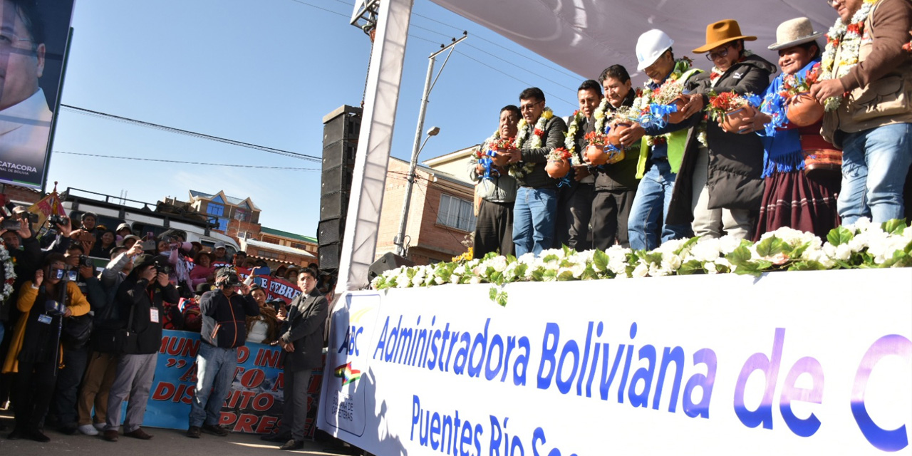 El presidente Luis Arce junto a autoridades nacionales y locales en el inicio de obras de los puentes Río Seque y Río Seco en la ciudad de El Alto. Foto: ABC