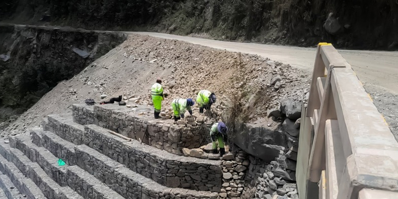 Obreros trabajando en el reposición de la plataforma. Foto:ABC