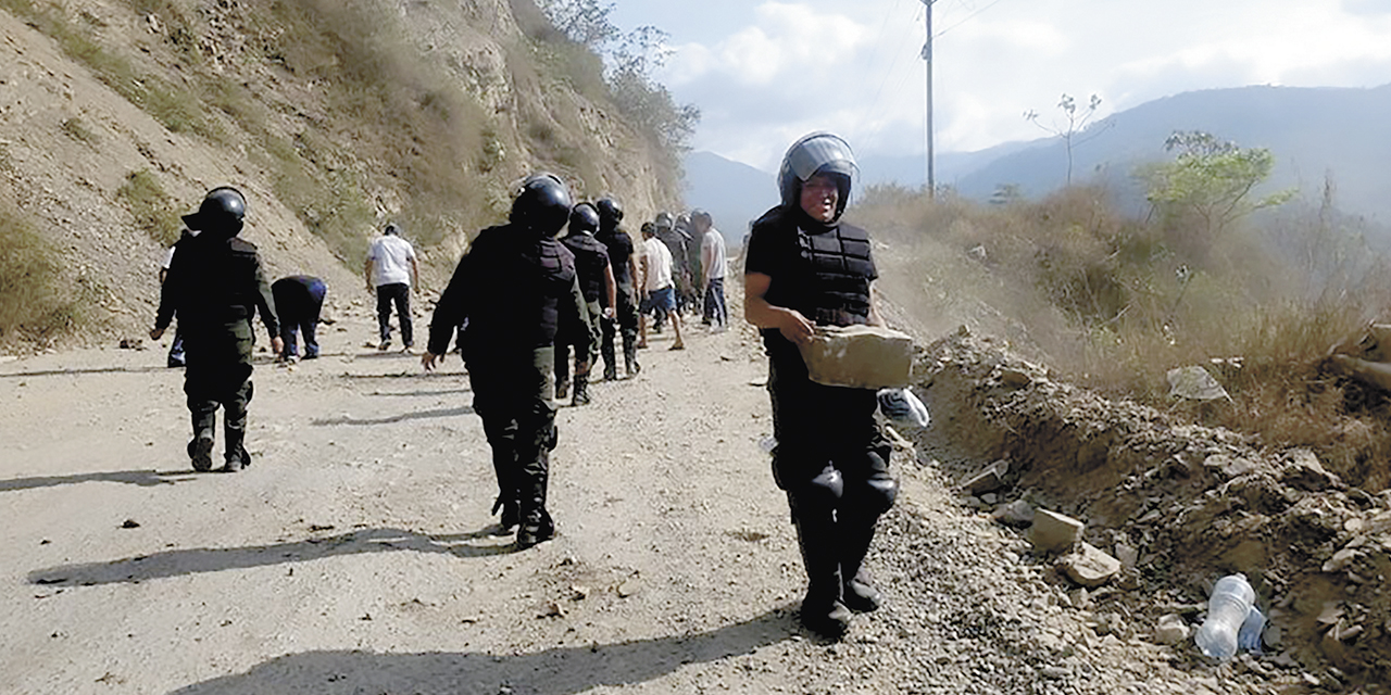 Policías y algunos comunarios desbloquean el camino a Palos Blancos.