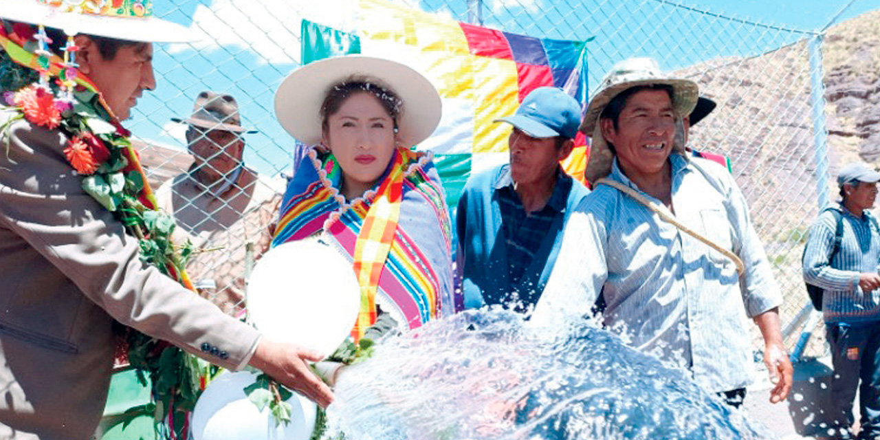 Inauguración de uno de los tres pozos de agua en el municipio de Pocoata. Foto: MDRyT