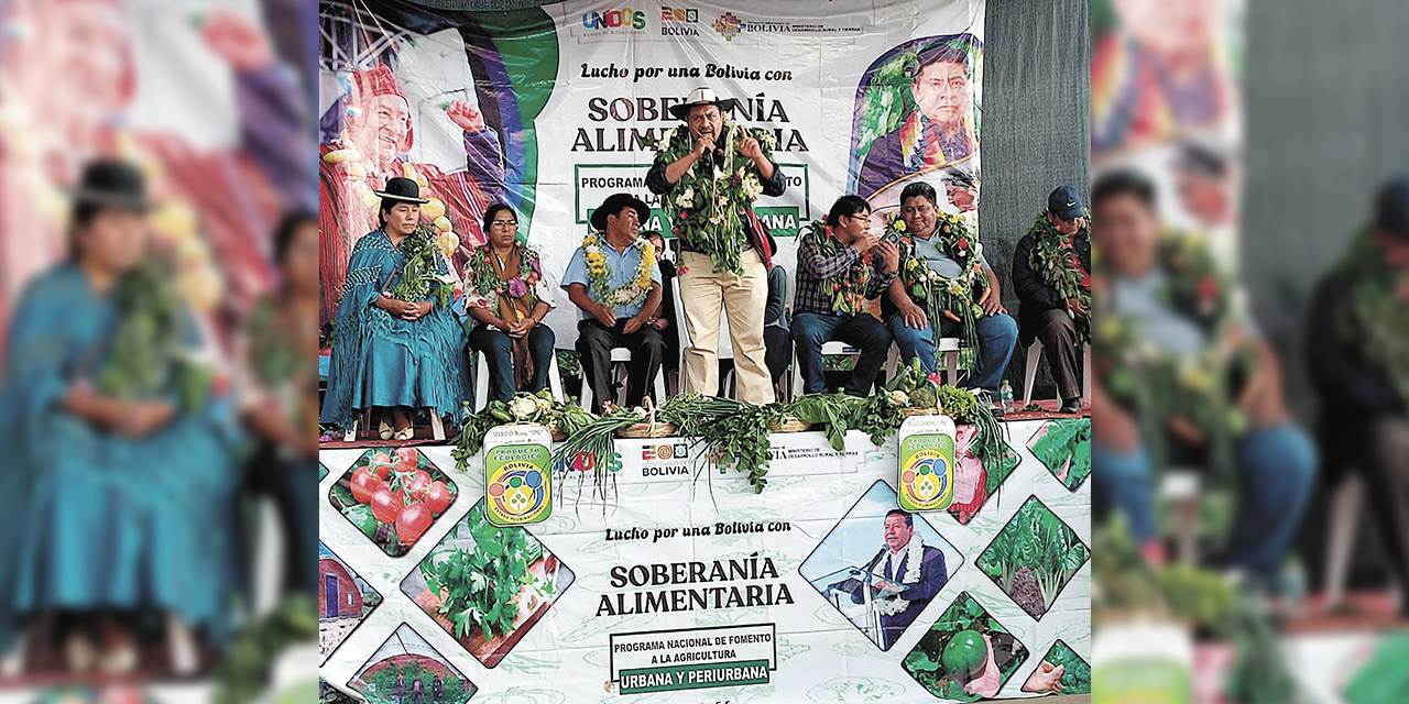 El ministro Yamil Flores participa en el acto de inicio de constucción de los invernaderos.  