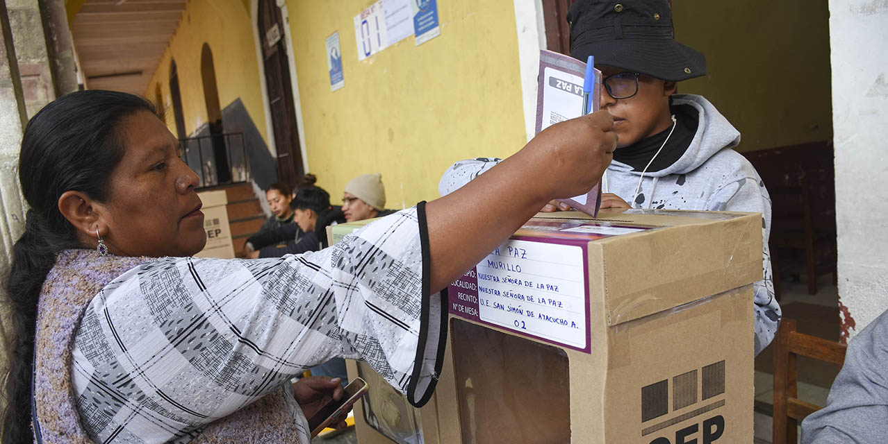 Una ciudadana votando en las elecciones judiciales ayer. Foto: APG