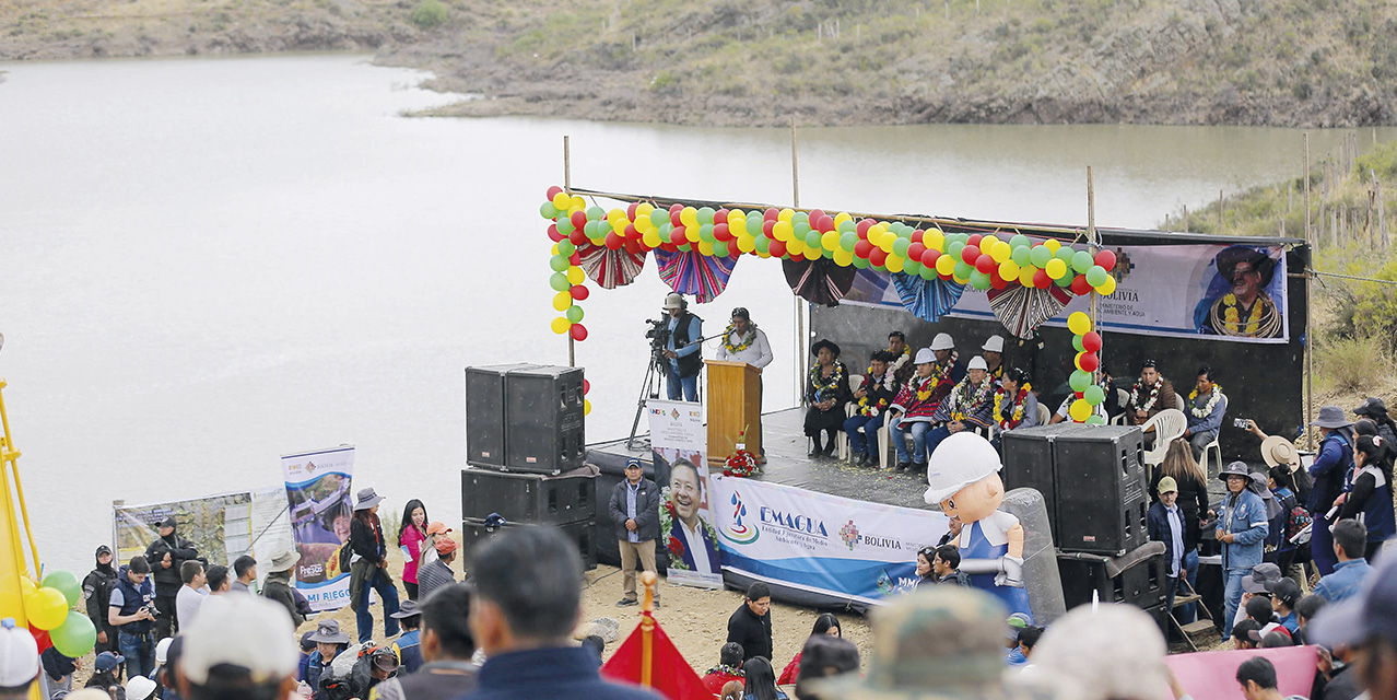 El presidente Luis Arce en la inauguración de la presa y sistema de riego en la comunidad de Anfaya de Peral, en Chuquisaca.