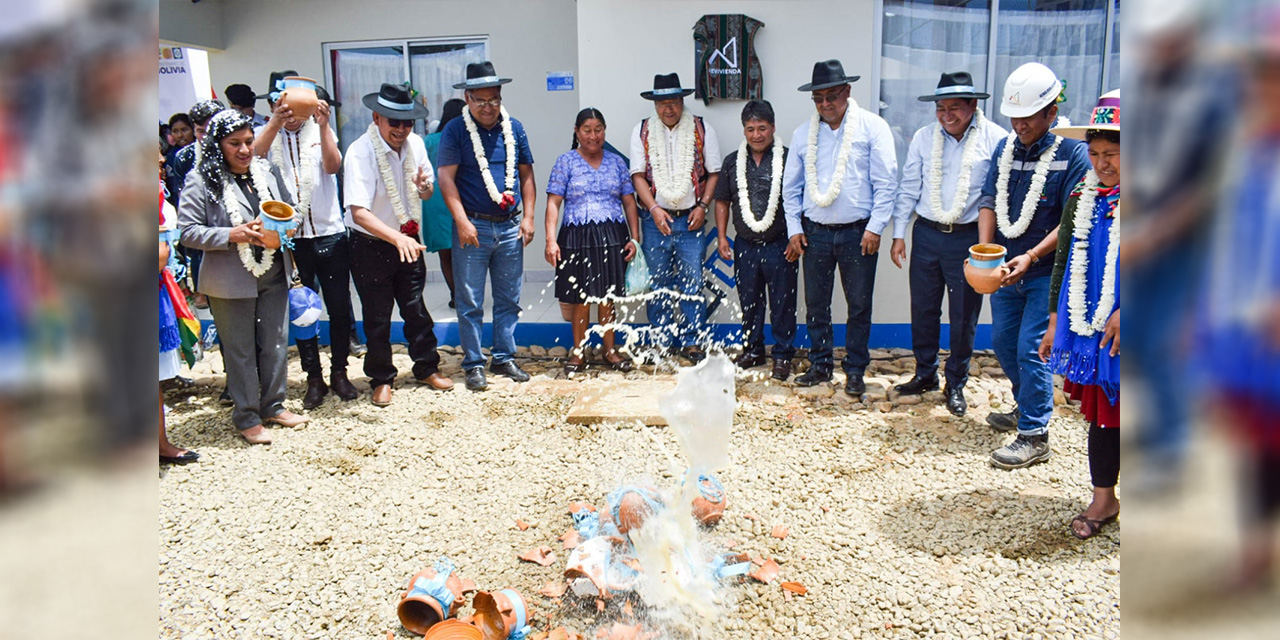 Presidente entrega viviendas, colegio y la ampliación de un canal de riego en Cliza