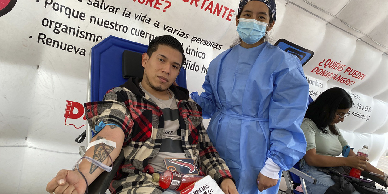 En el país, existen 16 bancos de sangre; de los cuales 10 son públicos, cuatro pertenecen a la Se-guridad Social a Corto Plazo y dos son privados. La ministra de Salud, María Renée Castro, en el Día Mundial del Donante de Sangre, reconoció el gesto noble de estas personas, quienes dan vida de manera generosa y voluntaria. “En Bolivia, la Ley N.º 1687 nos recuerda que la sangre no se compra ni se vende: se dona con el corazón para dar esperanza a quienes más la necesitan”, escribió la autoridad en su cuenta de Facebook. Agregó que cuando una persona dona, no solo entrega sangre, sino que también ofrece tiempo, fuerza y una nueva oportunidad a las personas que lo necesitan y que quizá nunca conozcan. “Gracias a ese gesto podrán seguir viviendo: pacientes en cirugía, personas con enfermedades crónicas, accidentados o quienes enfrentan una emergencia”, remarcó. AUMENTAN VOLUNTARIOS Según información del Ministerio de Salud y Deportes, del total de unidades recolectadas, el 51% corresponde a donantes.  “En la gestión 2024, hemos logrado recolectar 136.811 unidades. De esos donantes, 69.880, que representan el 51 por ciento, asisten a los bancos de sangre de manera voluntaria para extender su brazo a la vida”, informó la responsable del Programa Nacional de Sangre del Ministerio de Salud y Deportes, Lissete Bautista Machicado. El Programa Nacional de Sangre, dependiente del Ministerio de Salud y Deportes, es el ente normativo de la medicina transfusional a nivel nacional, encargado de emitir normas y políticas para que los bancos de sangre promuevan la donación voluntaria. A nivel nacional, existen 16 bancos de sangre: 10 son públicos, cuatro pertenecen a la Seguridad Social a Corto Plazo y dos son privados. Cada 14 de junio se celebra el Día Mundial y Nacional del Donante Voluntario y Altruista de San-gre, una fecha para agradecer a los donantes voluntarios no remunerados y concienciar a la po-blación sobre la importancia de donar sangre para ayudar a quienes lo necesitan. Según la Organización Mundial de la Salud (OMS), los servicios de sangre permiten a los pacien-tes acceder a sangre y productos sanguíneos seguros en cantidades suficientes, los cuales son un componente clave que debe existir en los sistemas de salud eficaces.  Solo se puede asegurar un suministro suficiente mediante donaciones regulares voluntarias y no remuneradas. No obstante, en muchos países los servicios de sangre siguen teniendo problemas para ofrecer sangre suficiente y garantizar su calidad y seguridad, añade la OMS. Todos los bancos de sangre públicos a nivel nacional organizaron campañas para la recolección de este elemento vital en las principales plazas de sus ciudades. AEP