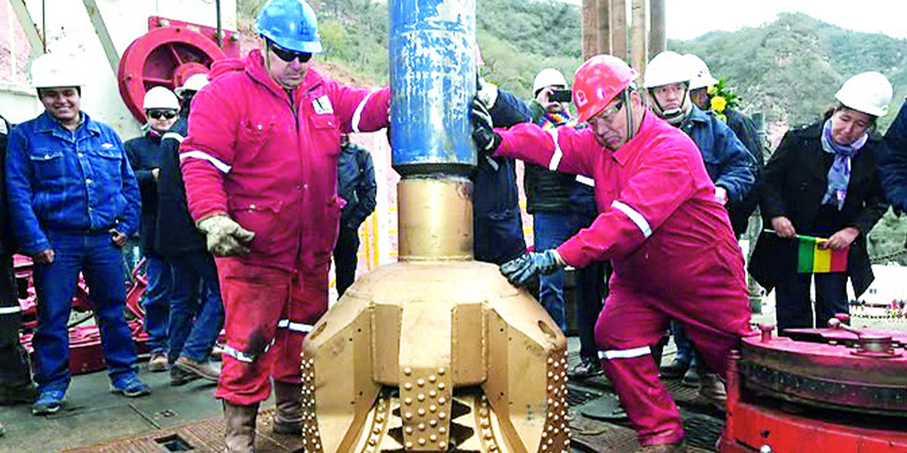 Trabajadores de YPFB en un pozo exploratorio en Chuquisaca.