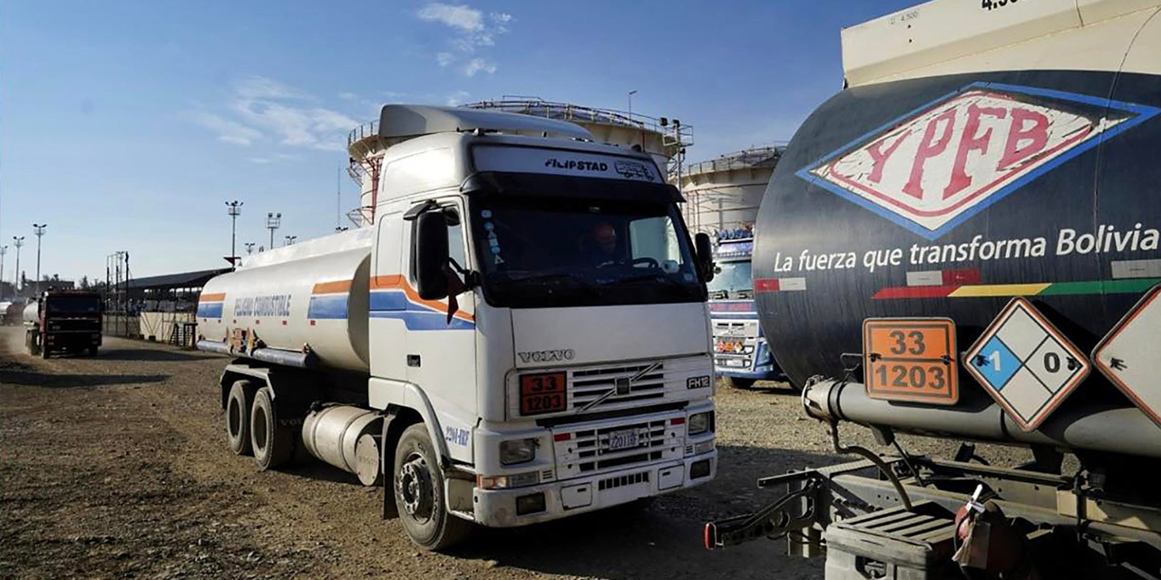 Camiones cisterna que transportan combustibles.