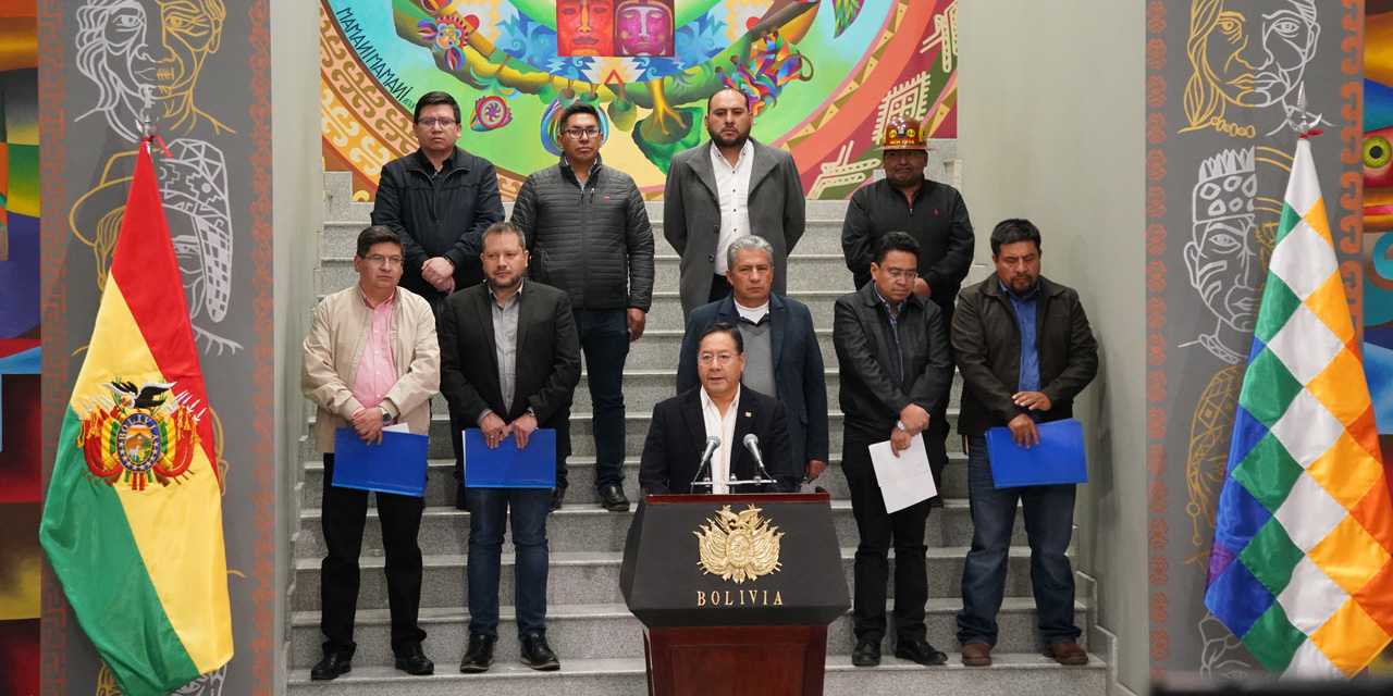 El presidente Luis Arce y parte de sus ministros se dirige al país desde la Casa Grande del Pueblo. Foto: Jorge Mamani