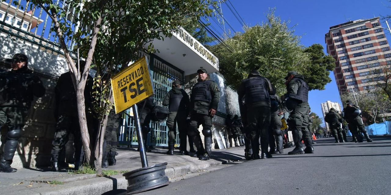 Efectivos policiales resguardan el edificio del TSE en La Paz.