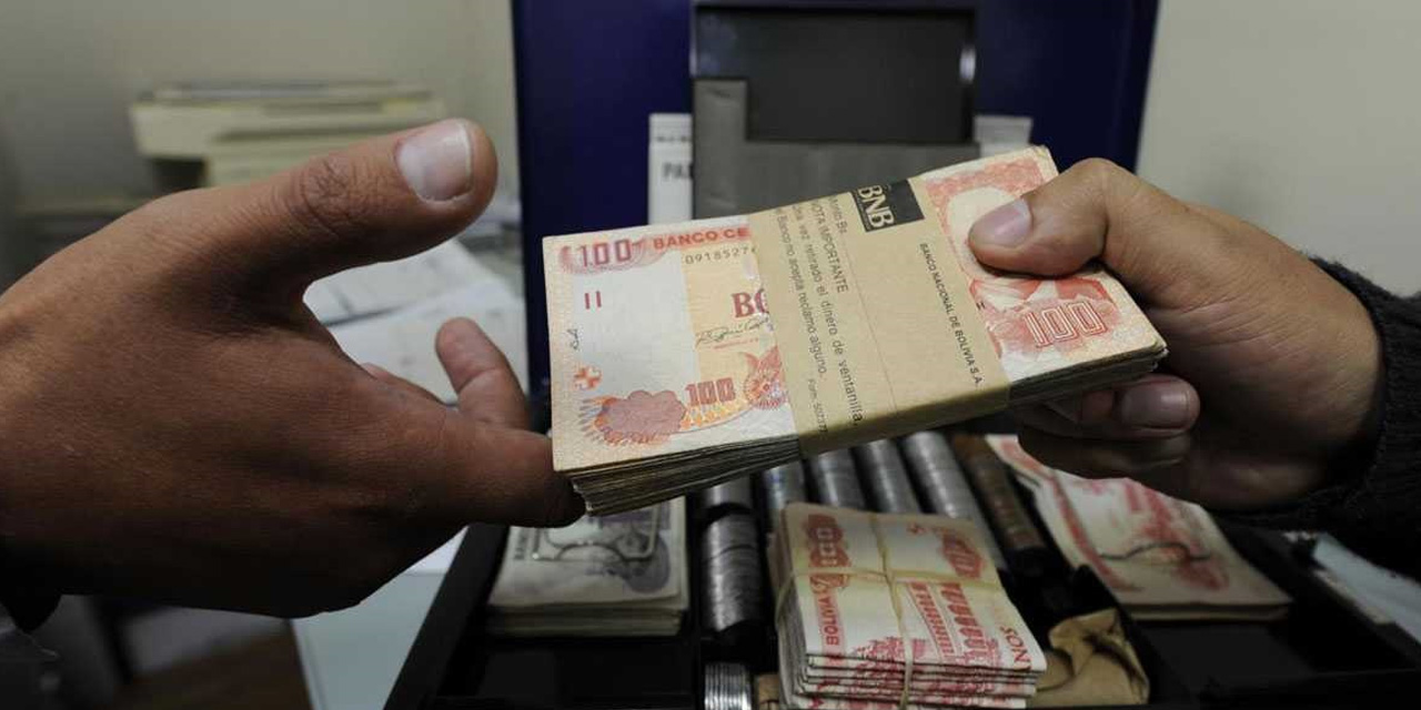 Un ciudadano realiza una operación en una entidad financiera. Foto: Archivo