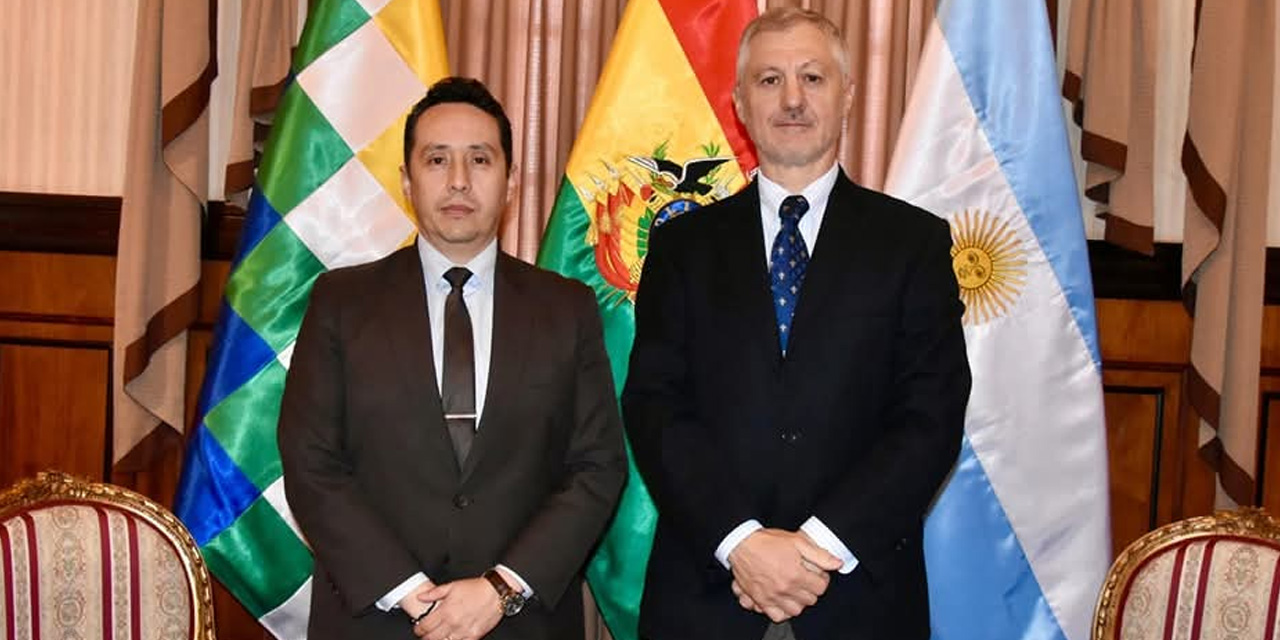 El viceministro de Gestión Consular e Institucional, Fernando Pérez, y el embajador de la República Argentina, Marcelo Massoni. Foto: MRE