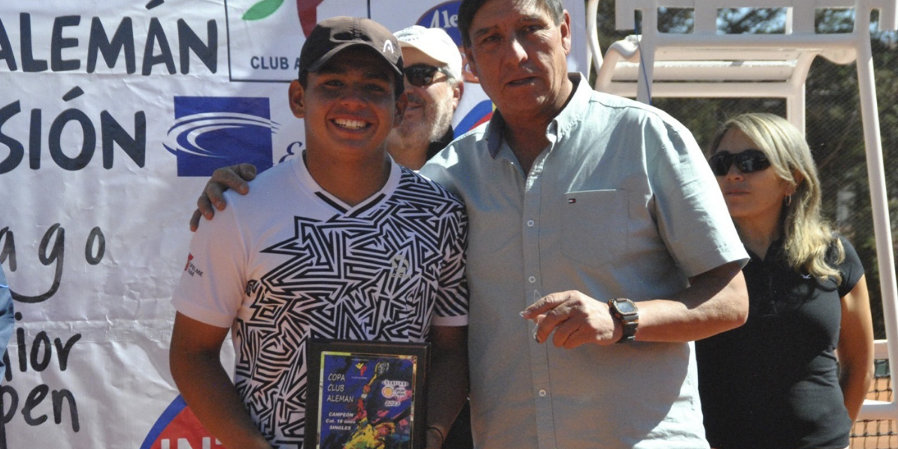 El tenista Santiago Lora (izq.) disfruta de sus premios.