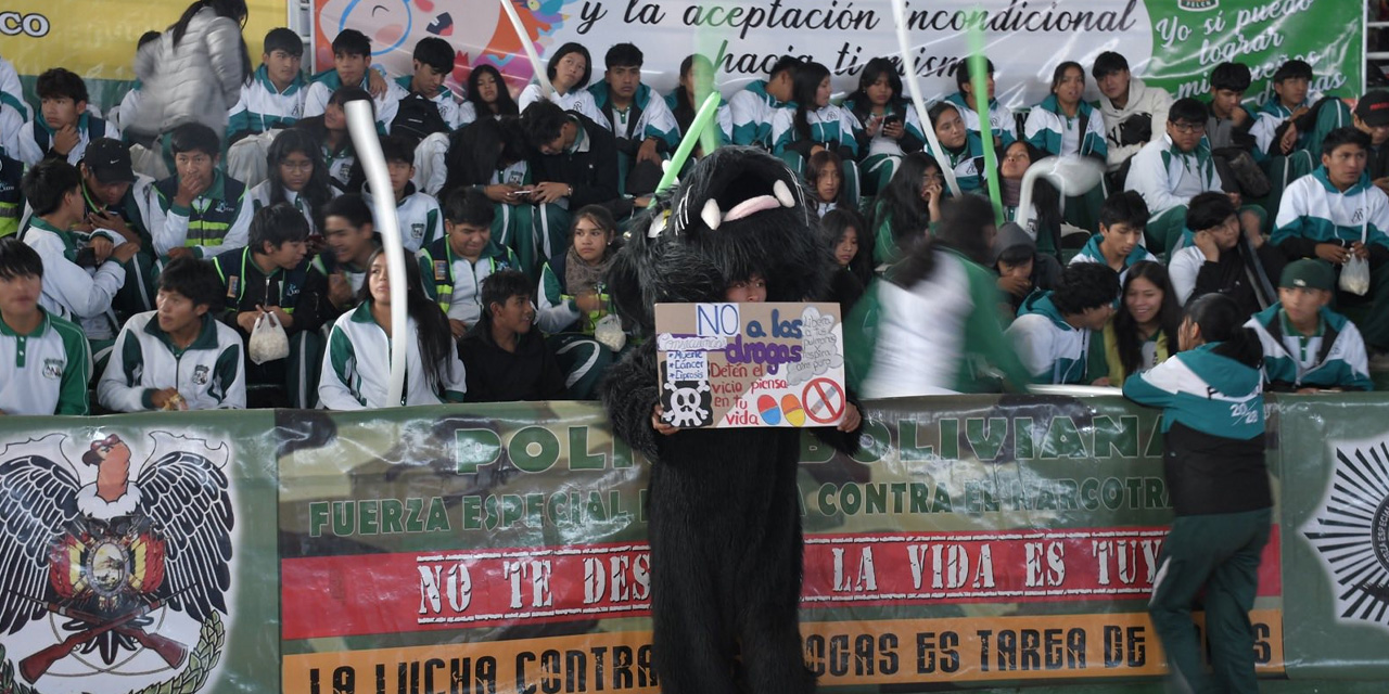 Estudiantes con carteles rechazan el consumo de las drogas. 