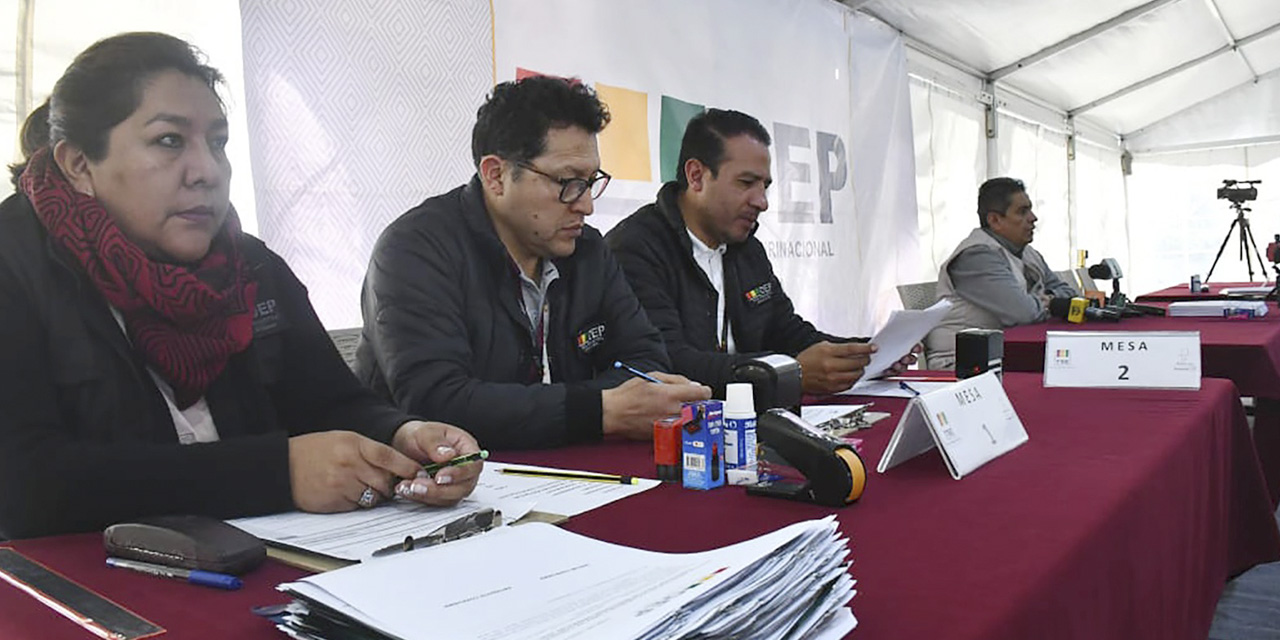 Funcionarios del TSE, quienes recibirán las listas de candidaturas.