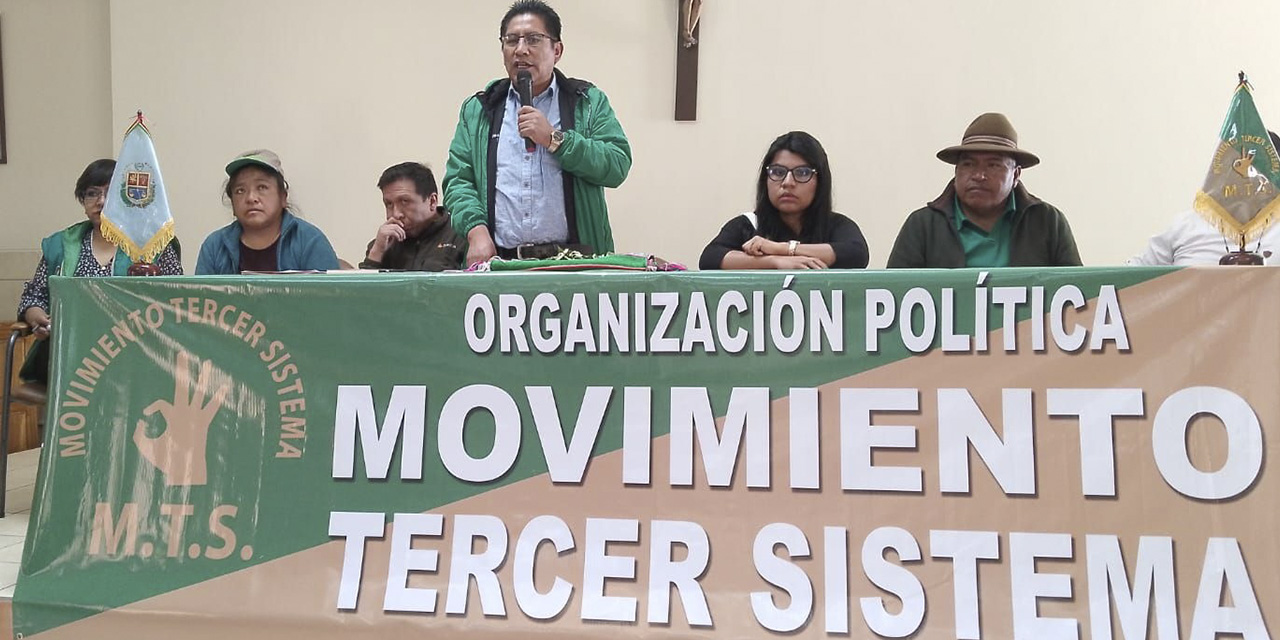 El líder del MTS, Félix Patzi, con su militantes.