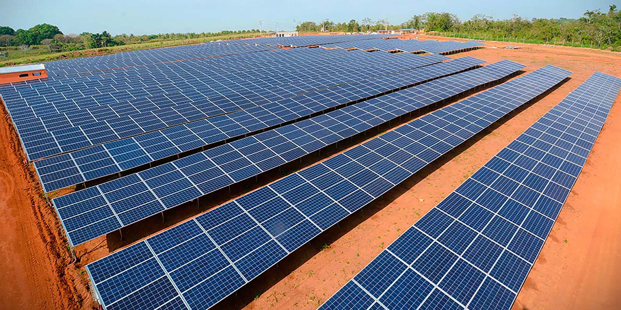 Paneles solares que generan energía renovable.