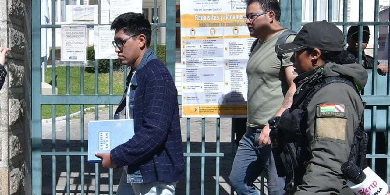 Dos funcionarios del TCP salen de oficinas del TSE luego de entregar la notificación.