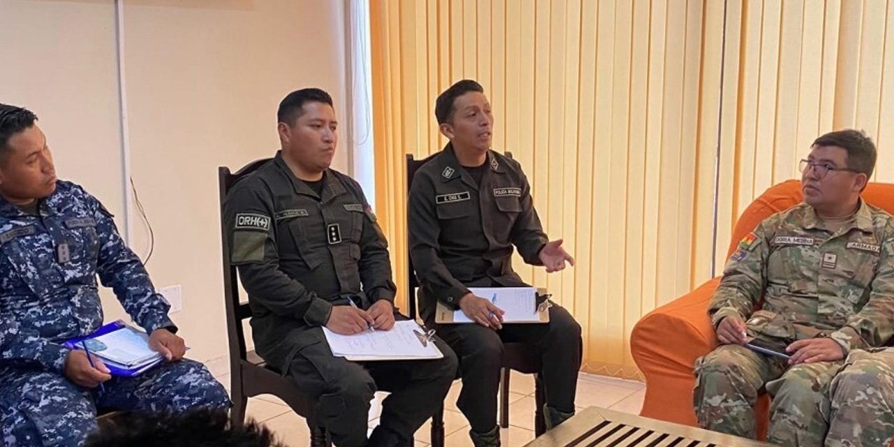 Representantes de la Policía y de las FFAA en la reunión con las autoridades del TED de Pando. Foto: Fuente Directa